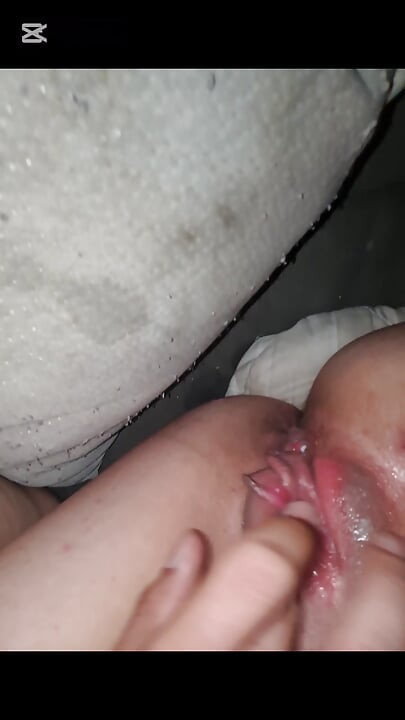 Kijk hoe mijn man intens met dit poesje speelt tot een spuitend orgasme