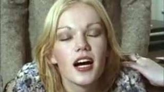 Brigitte Lahaie блондинки увлажняет в тройничке (1978), sc2