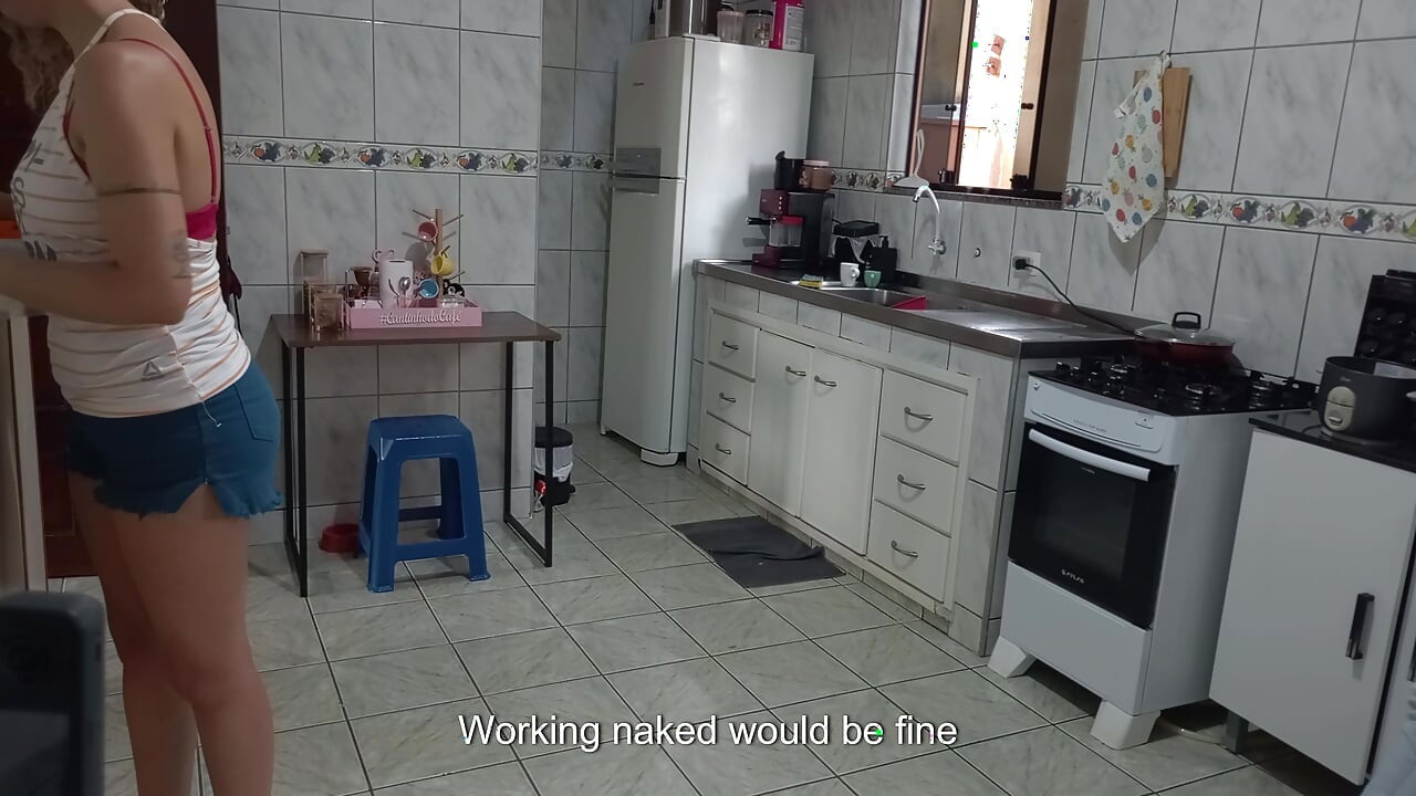 Uma empregada concorda em trabalhar nua por dinheiro extra.