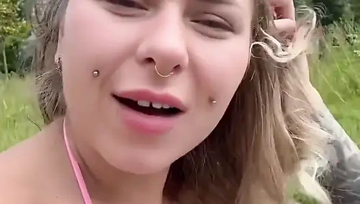 Herkesin içinde tek başına fışkırtıyor