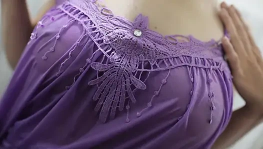 Hintli üniversiteli kız tamamen tatmin olana kadar seksi saten iç çamaşırı giyerken sikiliyor