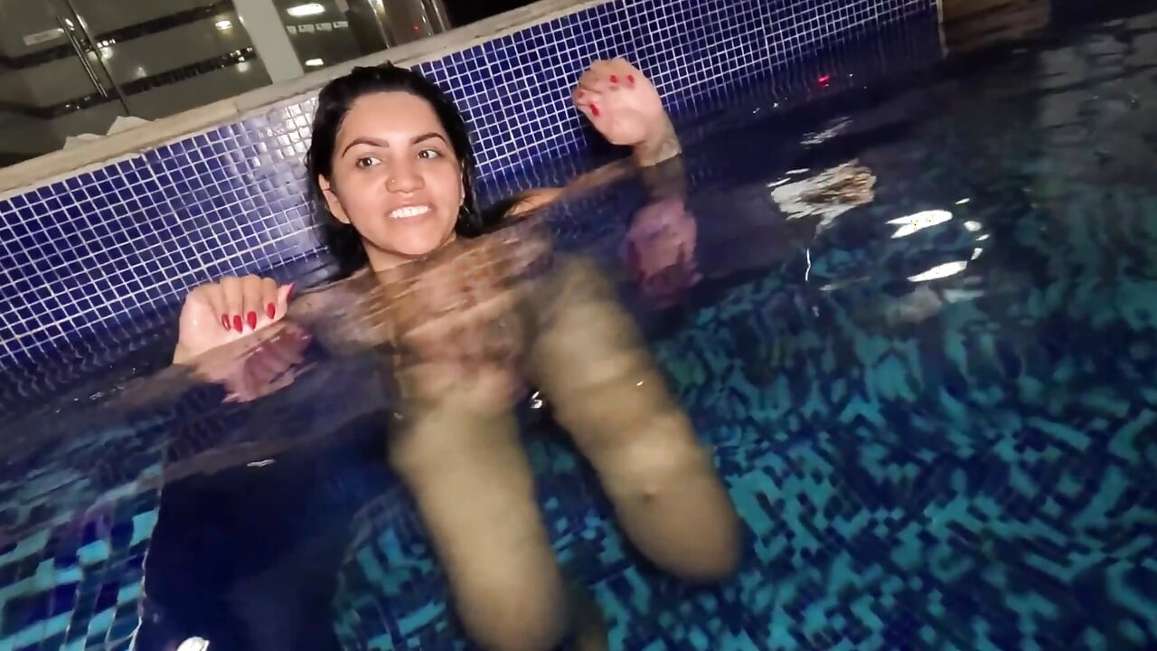 Ziua de motel cu piscină - Cuplu care se iubește făcând sex și râzând