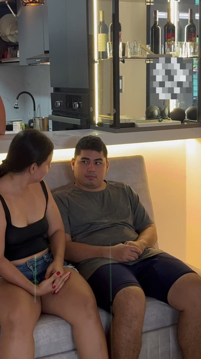 Convenzo a mi hermanastra de tener sexo en compañía | Clip 1