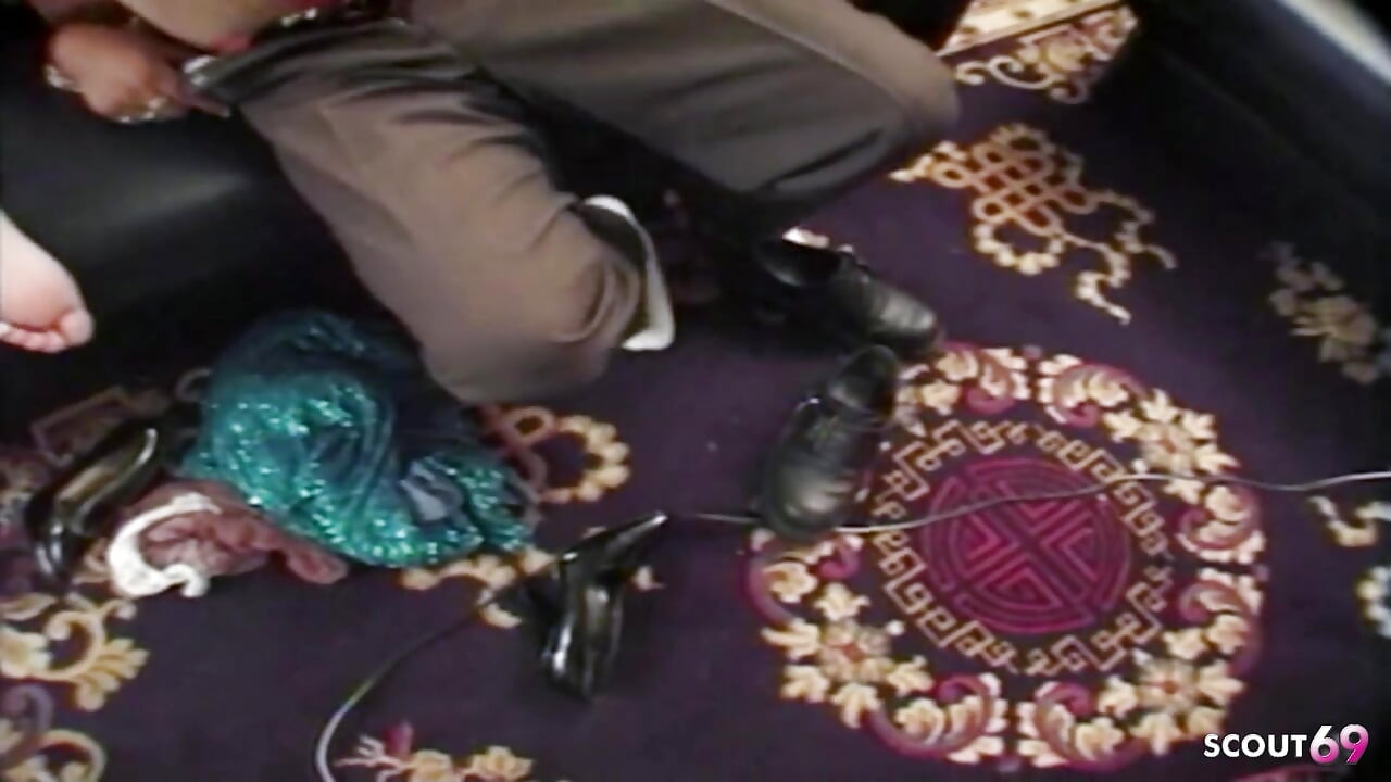 La coppia perversa assume una trans per la prima volta per un trio