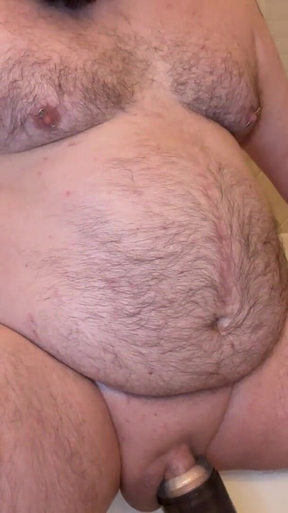 Chubbyfreak37 ぽっちゃり毛深い男性が浴槽でセックスおもちゃでマスターベーション - 激しいオーガズム - Stripchatで |クリップ1