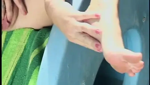 Güzel sarışın peacherino sabrina snow açık havada amıyla oynamaya karşı değil
