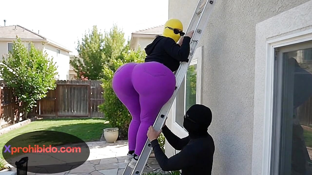 Büyük götlü kız ince tangayla büyük götünü sallıyor