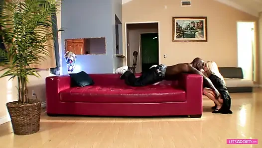 Tante semok rambut pirang dientot sama kontol raksasa pria kulit hitam