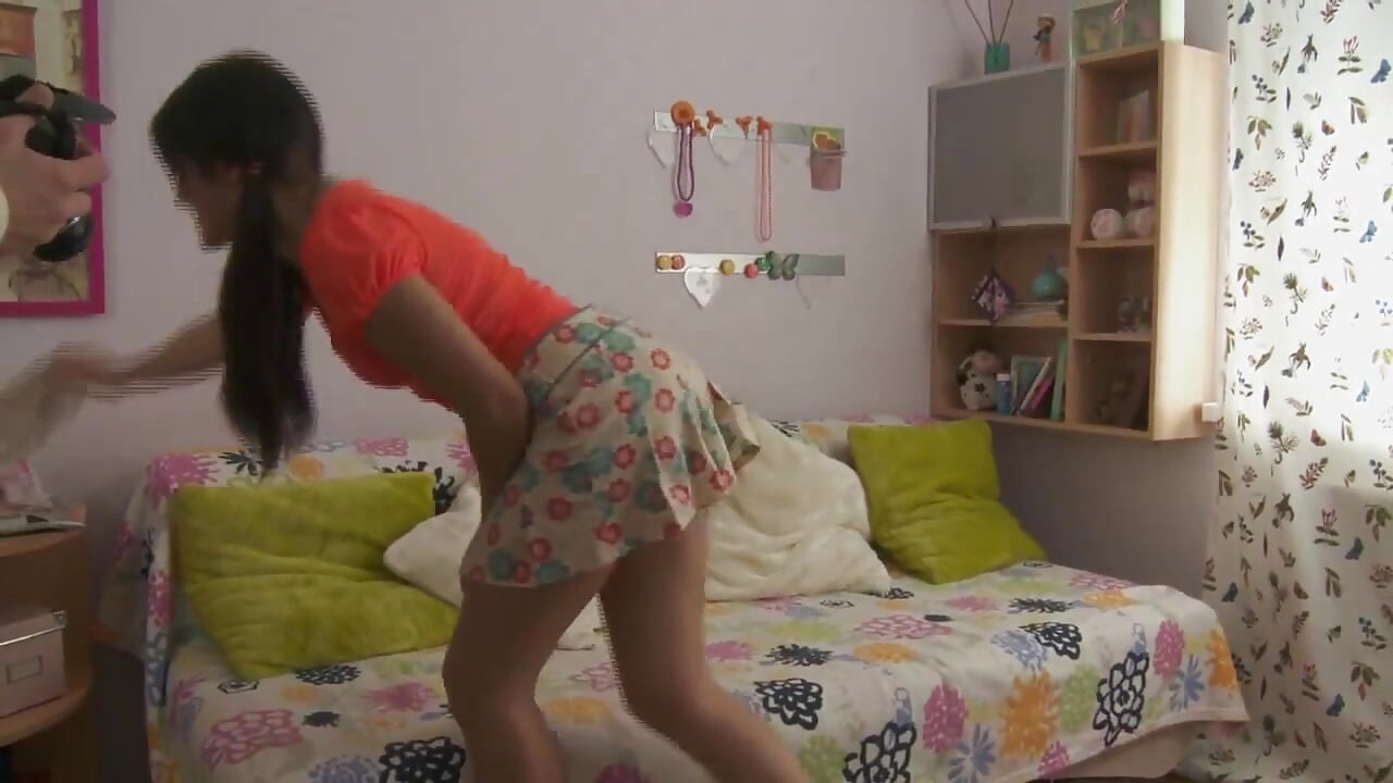 Een ongelooflijk sexy jonge brunette berijdt als een professional een grote harde pik