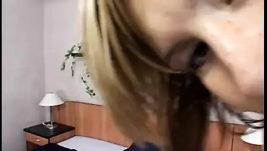 Брюнетка принимает член в ее тугую киску, пока она лежала на кровати