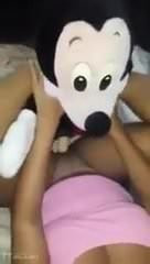 Mickey Moose dengan dildo