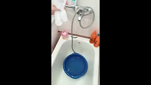 Kocası için erotik bir saç kesimi, karısının istediği gibi.