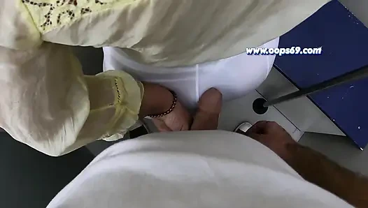 Fremde Geile MILF Berührt Meinen Schwanz in Der U-bahn - Schwanz Reiben Handjob Im Öffentlichen Zug