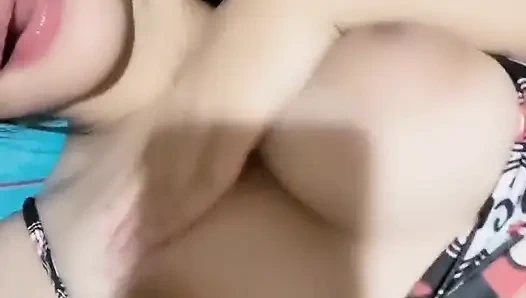 Gadis Jepang lagi asik masturbasi sampai muncrat