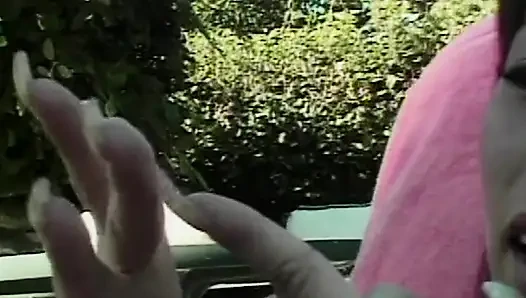 Asiatische Schönheit masturbiert im Freien