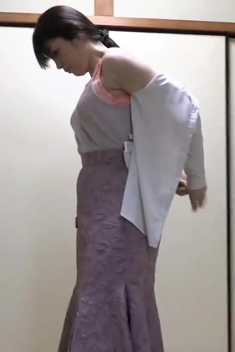 经认证的妻子幻想. 丰满的已婚亲爱的喜欢注意力, 今晚毫不费力地偷走每一个场景.