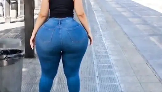 Большая задница ждет автобус