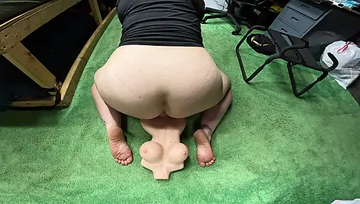 Aku lagi asik muasin memek sempitku pakai mainan seks ukuran raksasa