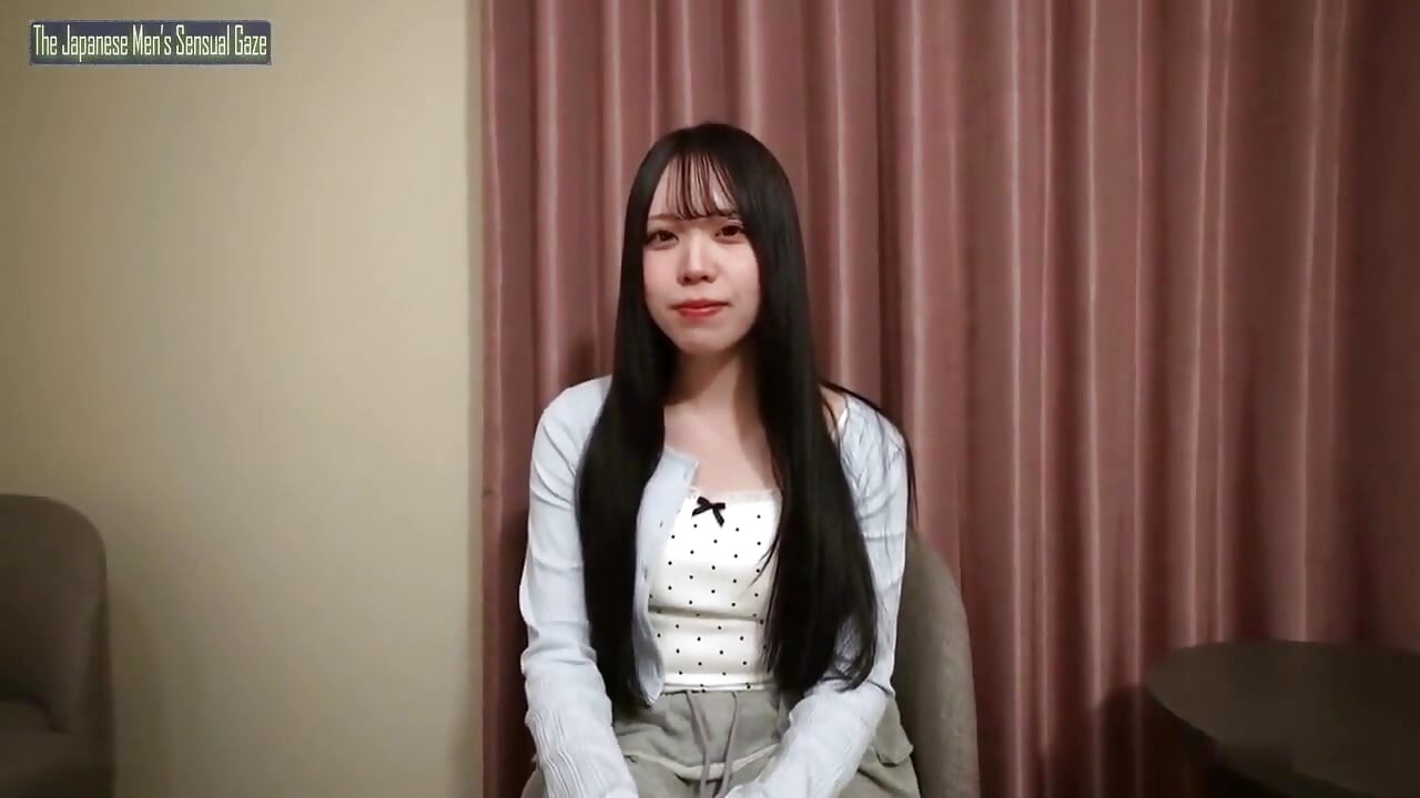 사랑스러운 검은 머리 - 디스플레이에 그녀의 진정한 즐거움