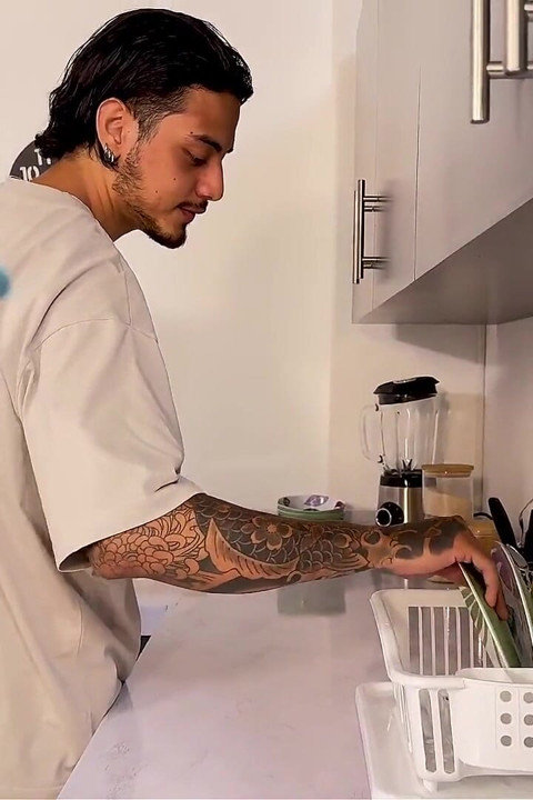 Mooie brunette berijdt de grote pik van haar stiefbroer met haar strakke poesje in de keuken