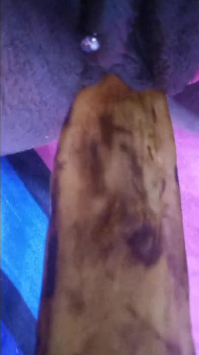 Fodendo minha buceta peluda preta com uma banana load gemendo orgasmos