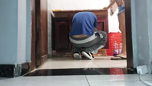 Istri sange ini lagi asik tukang ledengnya pakai rok mini tanpa celana dalam