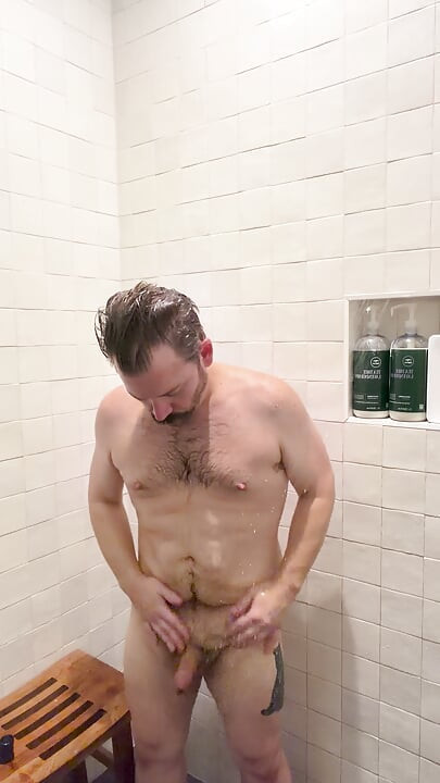 ROWdY TAKES A SHOWER