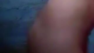 18+ симпатичная девушка купается и трахает пальцами в видео