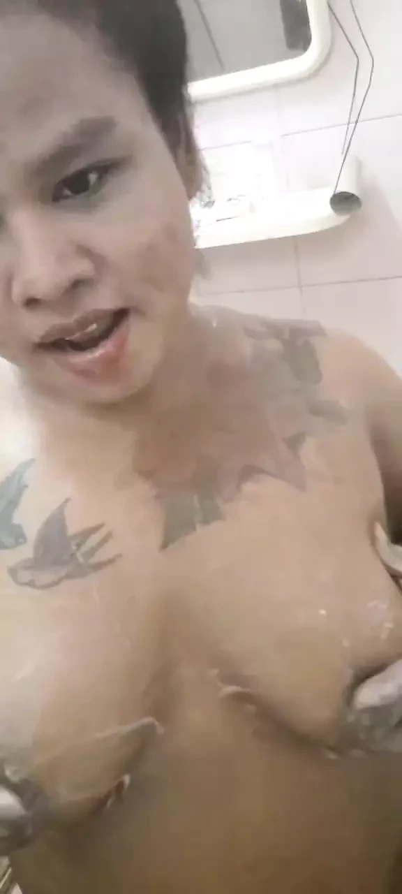 U mom kupatilu, tuširaj se
