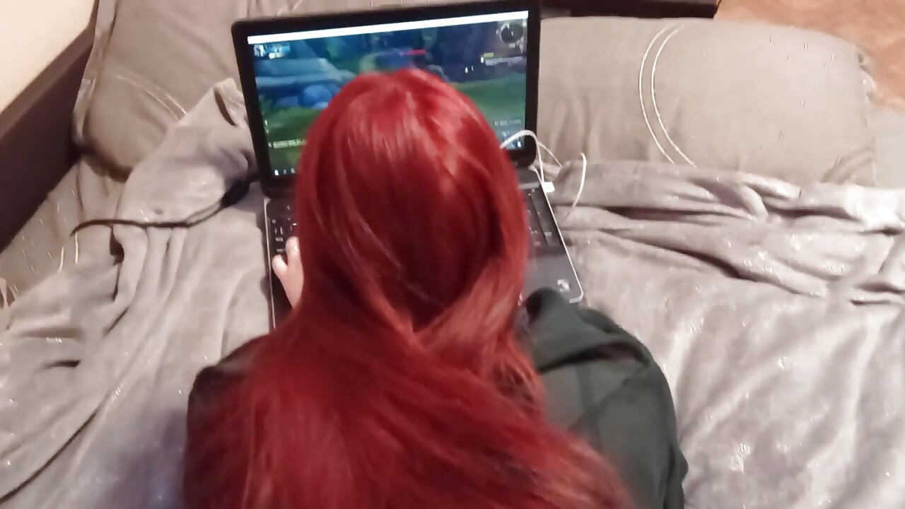 在可愛女孩玩耍時操了她