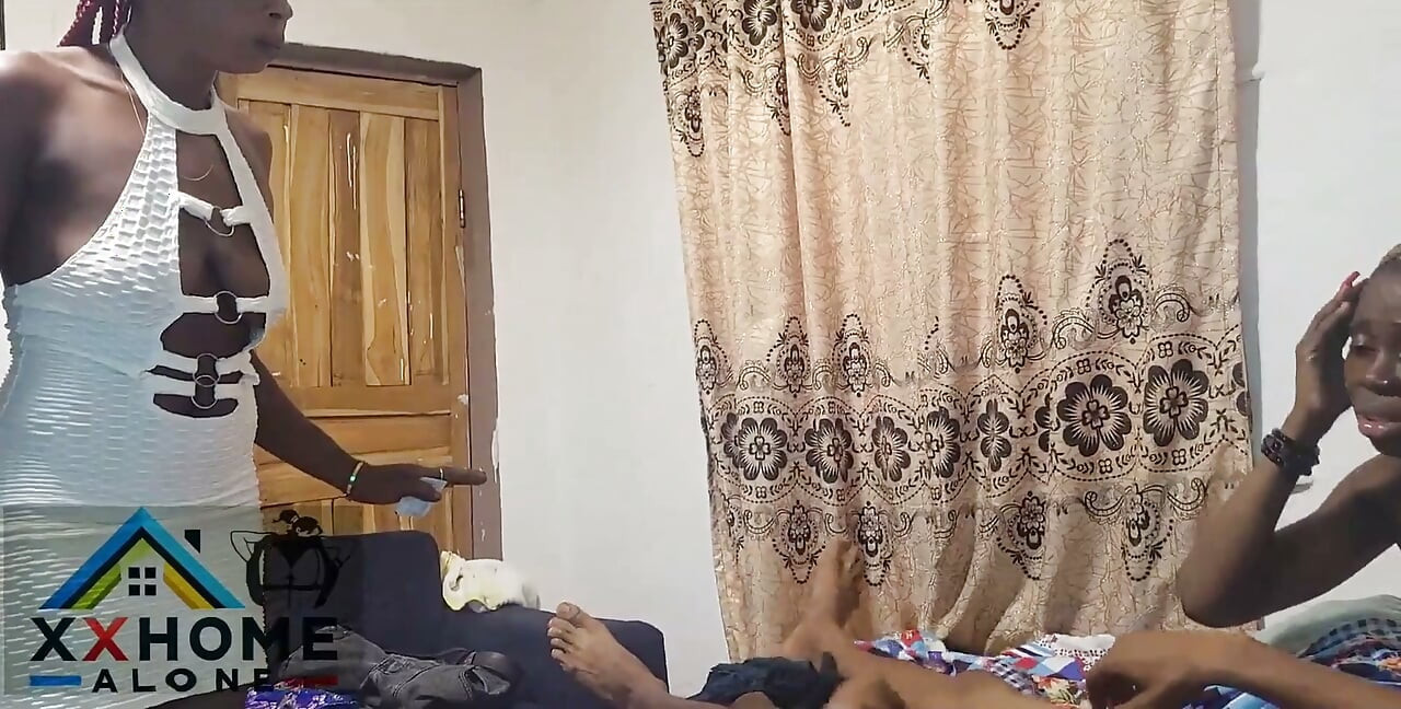 Afrikalı anne bu ateşli üçlü grup sekste erkek arkadaşını üvey kızıyla paylaşıyor