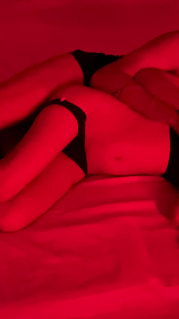 Epic moment from "Virgin girl shared bed with her friend in hotel"