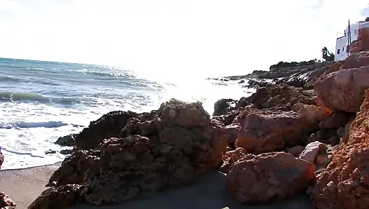 Tarik dia dari pantai dan ngentot dia di rumah