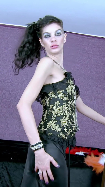 Jessica Blue: 핫한 스트립쇼를 하는 포르노 스타 작은 갈색 머리 Jessica Blue