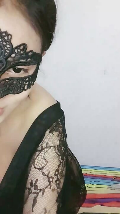인도 미녀가 자위하며 스쿼트하는 장면