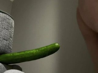 Een komkommer van 23 cm nemen