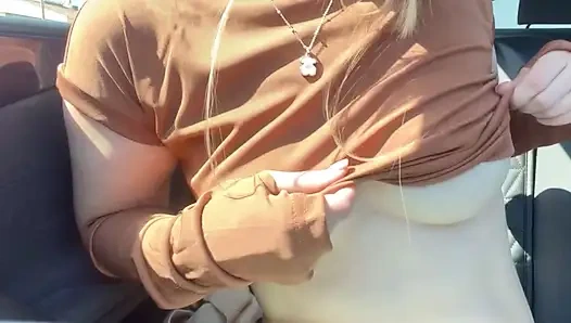 Мила публичный засвет натуральных сисек с твердыми сосками в машине в Испании