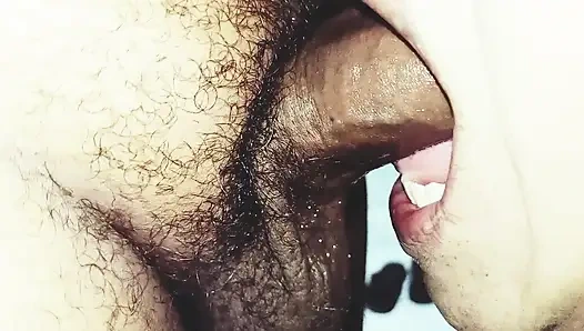 Миниатюрная милфа обещала самый лучший минет за все время, и она доставила.