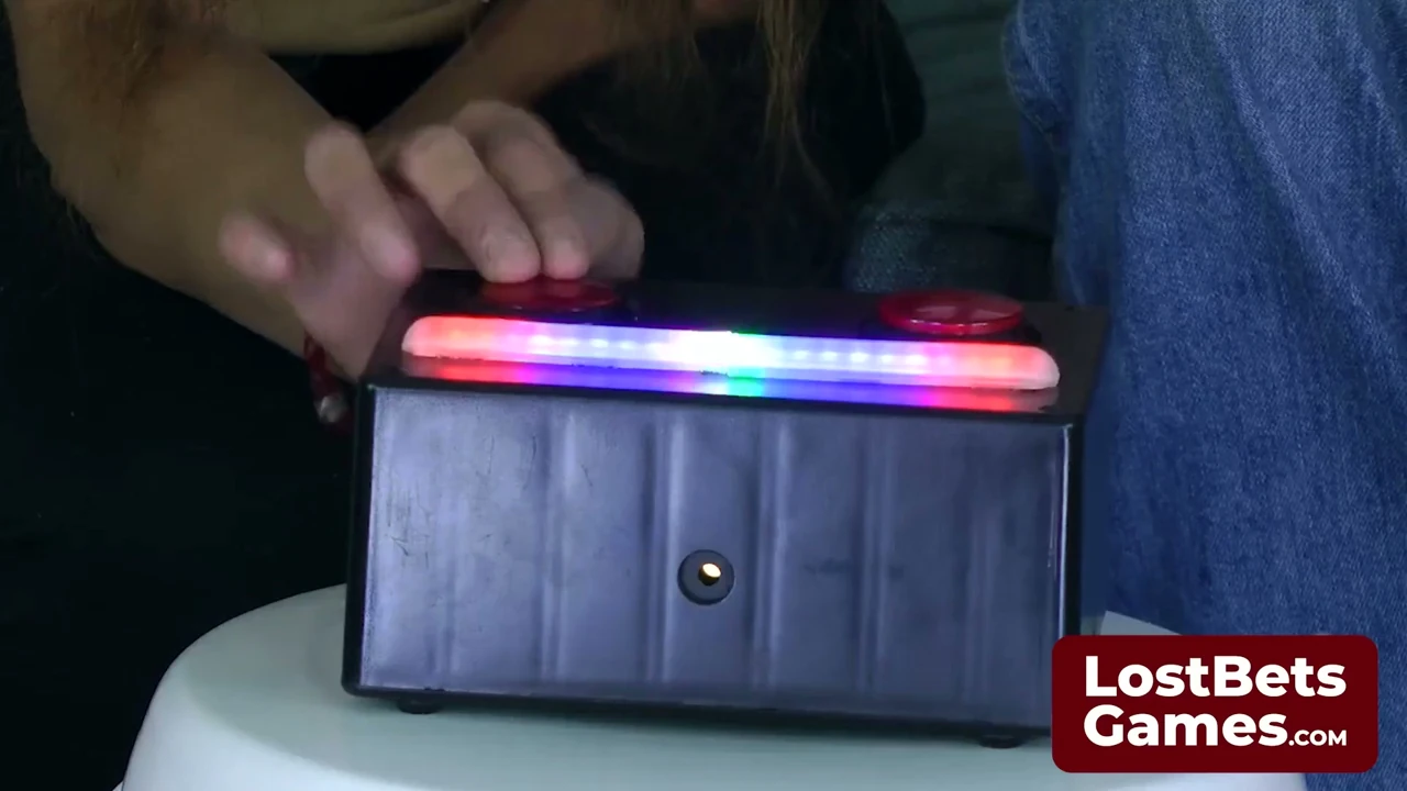 Bu kararlı güzellik striptiz dondurma oyununda beyni kanıtlıyor