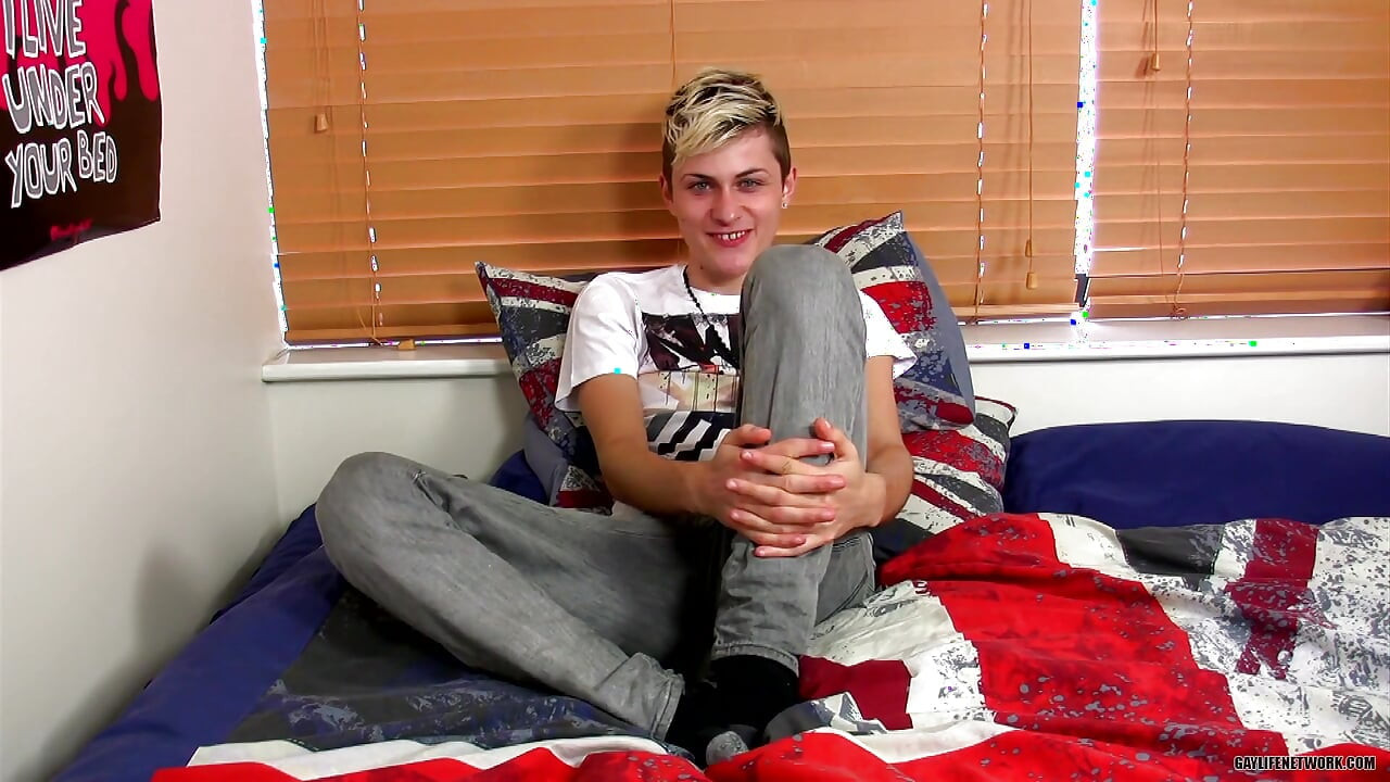 Wanking with Smooth Skylar