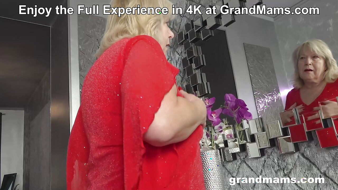70 yaşındaki nine grandmams'ta yüksek sesle inlerken küçük cam dildoyla oynuyor