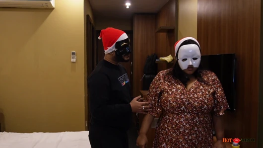 Noel partisi xxx-mas'a dönüştü, kızgın büyük memeli evli kadın Noel sikişmeyi seviyor.
