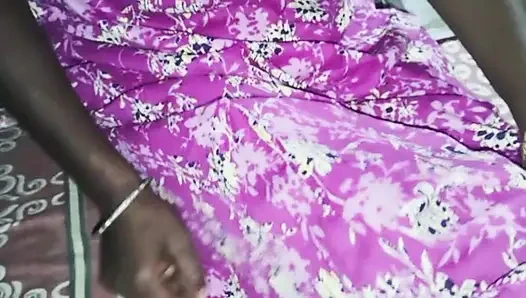 Sıkı bakire amcık (18+) Hintli olgun ev hanımı köyde ilk kez parmaklıyor ve mastürbasyon yapıyor