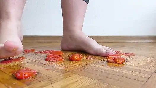 Kaki Besar Vs. Tomat Ceri