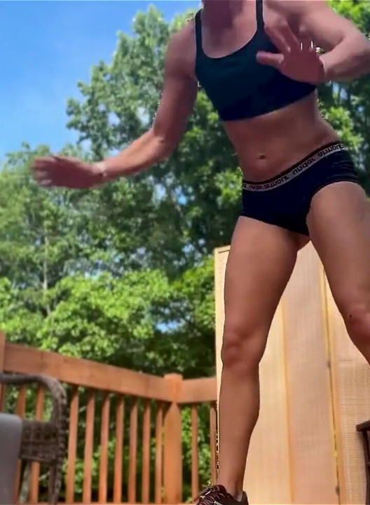 Lora Cross kaç burpees yapabilir
