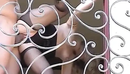 Pasangan kekasih diintip saat lagi ngentot di rumah