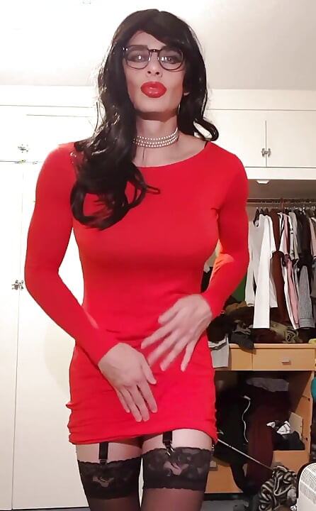 赤いボディコンドレスを着て自分を披露。私はまた少し気合を入れます。