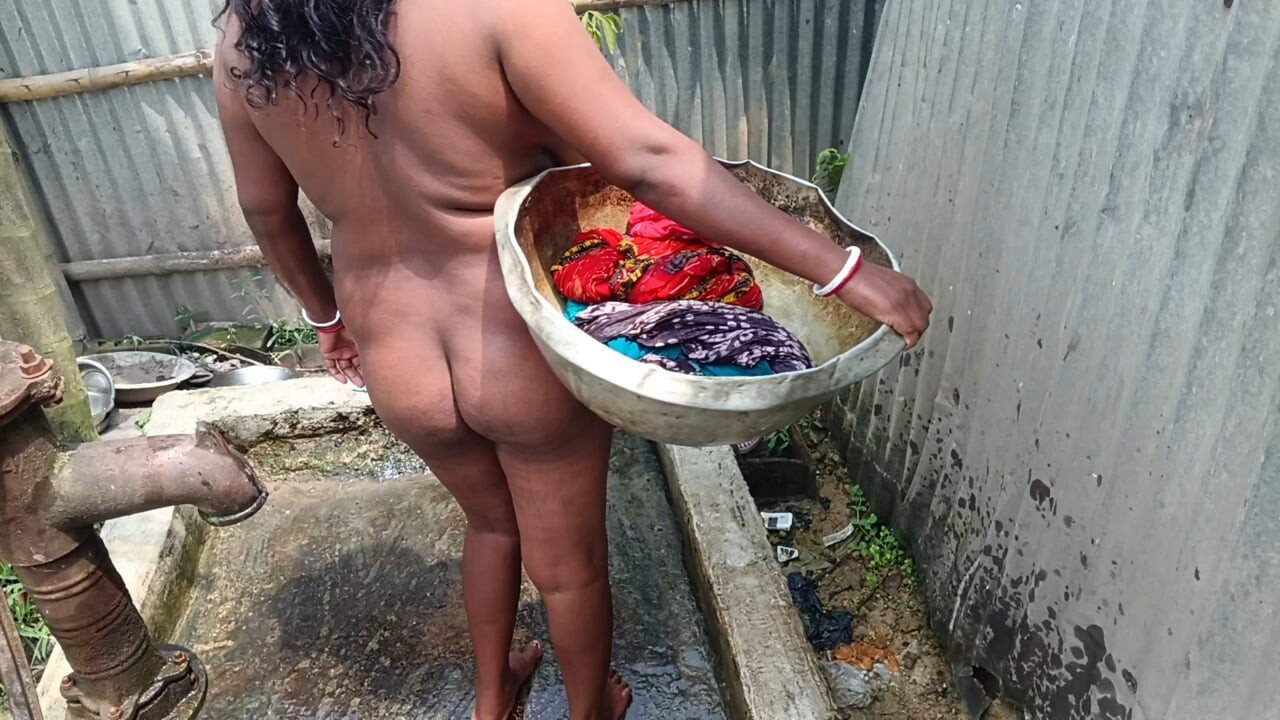 Desi bhabhi kapde dhote hue sexy lagti hai