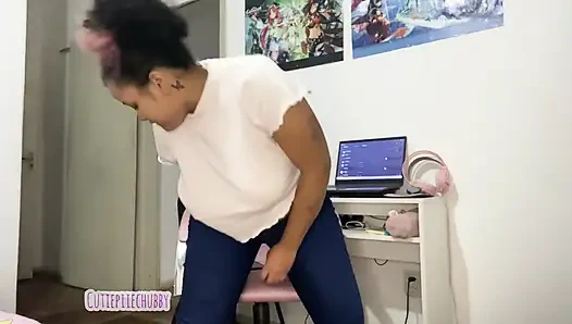 Мачеха пердит на стуле, чтобы заставить пасынок кончить, часть 1