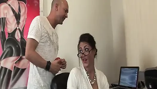 Ofis sürtüğü amcığı kalın döl sızdırılana kadar yarağa biniyor